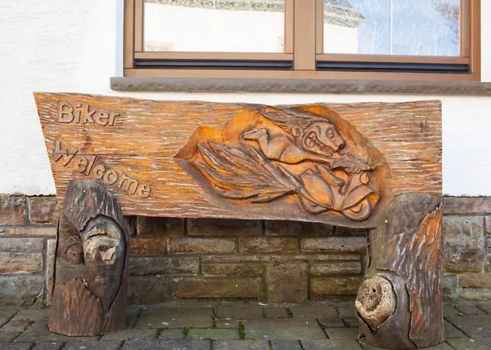 Πανσιόν Beim Holzschnitzer