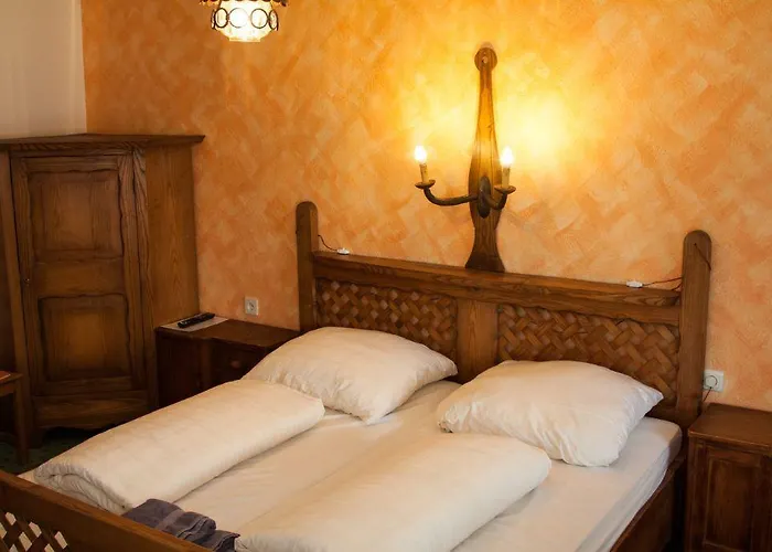 Beim Holzschnitzer Πανσιόν